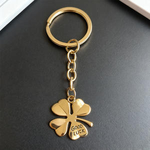سلسلة مفاتيح معدنية على شكل ورقة البرسيم رباعية الأوراق بالجملة، تميمة حظ سعيد، حلقة مفاتيح مخصصة بشعار محفور، هدية بتشطيب ذهبي وفضي - Product Image 6