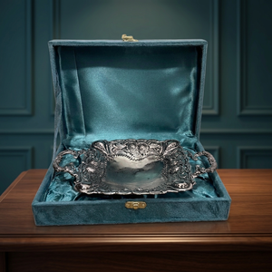 Plateau carré en argent allemand fait main avec poignées, boîte cadeau de luxe en velours |   Plateau de service décoratif en métal au design moderne - Product Image 1