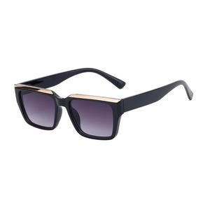 Lunettes de soleil carrées de style européen et américain pour femmes, monture noire en PC, protection UV400, pour la conduite en extérieur et la mode urbaine - Product Image 1