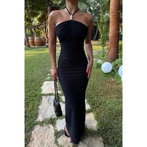 Vestido de noche negro con detalles de perlas y cuello halter - Product Image 4