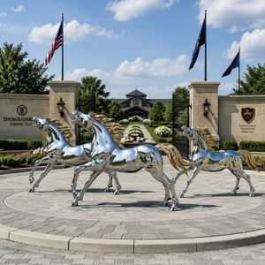 Sculpture de cheval au galop doré, en acier inoxydable poli, moderne, or et argent, décoration de jardin extérieur - Product Image 5