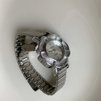Jam tangan Quartz wanita, jam tangan mode Vintage bunga desainer perhiasan Stainless Steel mewah untuk hadiah