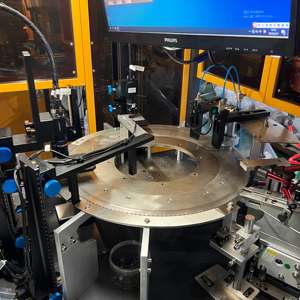 Macchina di Smistamento Visivo per Dadi a 4 Telecamere con Precisione di 0,01mm e Velocità di 400-550 pezzi/min per Ispezione Visiva e Classificazione Ottica - Product Image 5