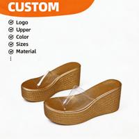 Sandales compensées à enfiler avec empeigne transparente sans couture, design à bride unique et talon compensé texturé doré, plateforme haute