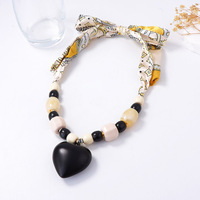 Collier chilien noir minimaliste, style écharpe, collier à pendentif en forme de cœur noir surdimensionné avec perles, collier pour femme à porter tous les jours