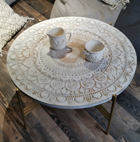 Meubles sculptés de style bohème français, finition antique : table basse sculptée vieillie
