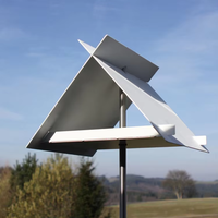 Mangeoire à oiseaux en métal JH-Mech, hauteur 135 cm, montée sur poteau, en acier thermolaqué blanc, triangle, accès ouvert, mangeoire à oiseaux sur pied en métal