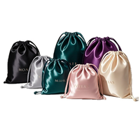 Pochette promotionnelle réutilisable en satin de luxe, douce, pour emballage cadeau, avec cordon de serrage, résistante aux chocs, logo personnalisé par sérigraphie