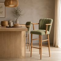 Tabouret de bar moderne du milieu du siècle en velours vert olive avec accoudoirs en bois, dossier capitonné et repose-pieds en laiton, hauteur de comptoir pour cuisine, îlot ou hôtel