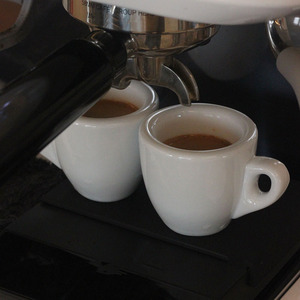 50ML Keramik Espresso tassen Reinweiß Minimalist ische Espresso tassen und Untertassen 9mm dickes Design Perfekt für Espresso maschinen - Product Image 5