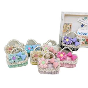 حقيبة يد عصرية للفتيات مزودة بسلسلة تلبس كروس بدلة موضة عام 2024 حقيبة يد جديدة مزينة بزهور للفتيات حقيبة إكسسوارات الأميرة للأطفال - Product Image 1