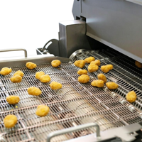 Convoyeur à bande en maille d'acier inoxydable électrique, fourni par l'usine, pour la transformation des nuggets de poulet, résistant aux hautes et basses températures