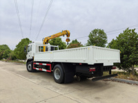 Grue à flèche droite montée sur camion de 8 tonnes à haute efficacité avec stabilisateurs pour le chargement et la livraison d'équipements de construction