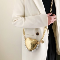 Mini sac cœur tendance avec décorations de perles, sac à bandoulière en cuir PU métallisé avec chaîne pour soirées et tenues mode