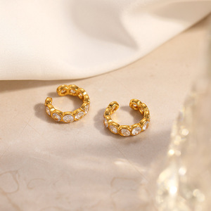 ต่างหูแบบห่วงรูปตัว C ชุบทอง 18K ประดับเพชรซิร์คอน ดีไซน์หรูหราแบบมินิมอล สำหรับคนไม่มีรูหูเจาะ - Product Image 4