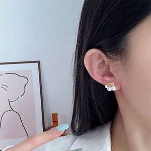 Boucles d'oreilles clous personnalisées en laiton plaqué rhodium, luxe léger, avec zircon et perle, forme de lune, unisexe - Product Image 5