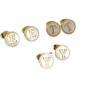 Bijoux personnalisés en acier inoxydable 26 alphabet anglais <span class=keywords><strong>lettre</strong></span> boucles d'oreilles initiale ronde <span class=keywords><strong>nacre</strong></span> coquille de <span class=keywords><strong>nacre</strong></span> boucles d'oreilles - Product Image 1