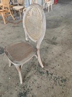 Chaise de salle de réception empilable en bois courbé avec dossier en rotin tressé à la main, élégante et ovale, pour hôtels et événements (vente en gros)