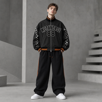 Blouson universitaire unisexe à col montant, motif damier noir et blanc, patchwork color block, noir et orange, 3 bandes côtelées, lettres courbes grandes