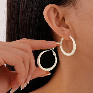 Pendientes de Aro de Hierro con Gancho, Dulces y Modernos, Diseño Minimalista para Mujer - Product Image 5