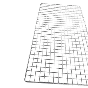 Metal mesh pads for barbecue Stainless steel material processing, easy to clean, sturdy and durable.