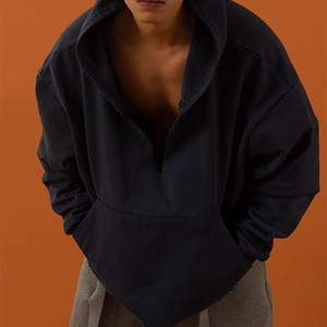 Sweat à capuche court pour homme en molleton 100% coton, coupe boxy, col en V profond, sans ourlet, avec broderie et impression, grammage lourd - Product Image 4