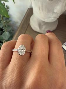 แหวนหมั้นเพชรขาวแฟนซีทรงรีเจียระไนแบบบริลเลียนท์ น้ำหนัก 1.50 กะรัต ผลิตในห้องปฏิบัติการ ตัวเรือนทองคำขาว 18K - Product Image 2