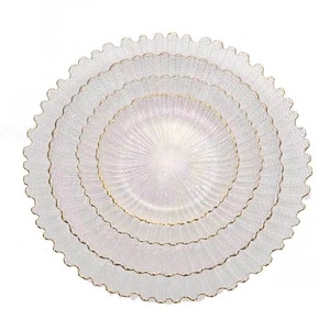 Ensemble d'assiettes en verre côtelé avec bordure dorée, design élégant, pour la décoration des événements - Product Image 1