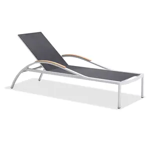 Chaise longue da esterno moderna in alluminio di alta qualità con braccioli in teak lettini da sole all'aperto per spiaggia con ruote