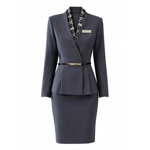 Costume professionnel pour femme, uniforme gris, vêtements de travail pour réceptionniste d'hôtel avec ceinture et détail écharpe - Product Image 3
