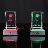 Bunga Mawar dan Anyelir Kristal Kubus 3D Terukir Laser dengan Alas Lampu LED, Souvenir Hari Valentine Hari Ibu MH-TF0310