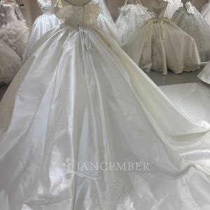 Robe de mariée élégante Jancember, modèle DW0228, en satin ivoire, avec col portrait, épaules dénudées, appliques de dentelle symétriques, coupe princesse. - Product Image 6