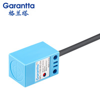 Sensor Proximitas Induktif Kotak Kompak Tahan Guncangan dengan Casing ABS untuk Mesin Pengemasan Konveyor