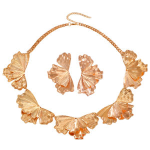 Juego de Joyería para Mujer, Estilo Vintage, con Aretes de Flor Plegada Irregular y Collar con Pétalos de Hoja de Ginkgo, Elegante y Exagerado, en Dorado - Product Image 5