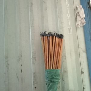 Balai à manche en bois avec revêtement en PVC grainé, étanche, à poils doux non tressés, pour jardin Hanoi, avec longue tête noire - Product Image 1