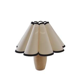 Lampe de chevet en bois d'origine, petite, rétro, à abat-jour plissé en forme de pétale, nouveau style chinois, romantique, décoration de table de chevet, art en bois - Product Image 1