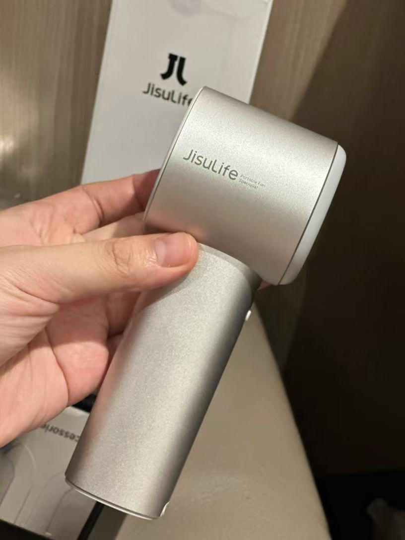 สีเทาเงิน