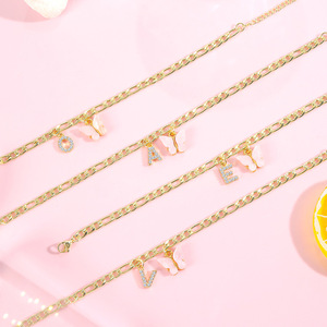 Chaîne de <span class=keywords><strong>cheville</strong></span> tendance pour femme en acier inoxydable avec strass <span class=keywords><strong>rose</strong></span> et initiale papillon alphabétique, collection été 2025 - Product Image 3