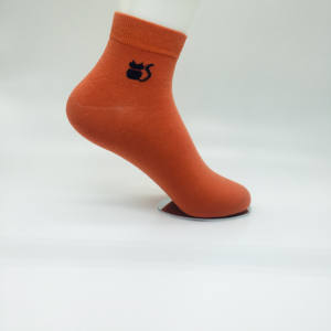 Chaussettes tricotées personnalisées Crew Broderie Chaussettes de haute qualité à bas quantité minimale de commande Chaussettes personnalisées de bonne qualité Poignée unisexe brodée avec son propre logo - Product Image 3