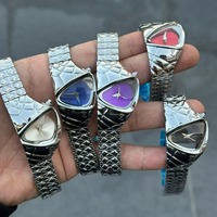 Montre à quartz futuriste Y2K unisexe, boîtier triangulaire irrégulier, bracelet en métal poli, cadran multicolore, montre-bracelet punk gothique élégante