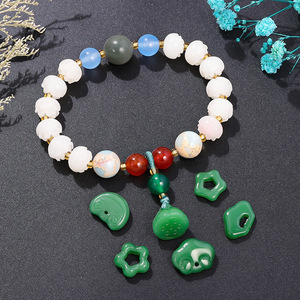 Colgante de imitación de jade de vidrio con formas mixtas para hacer pulseras, accesorios de joyería DIY, tratamiento perlado, origen Yiwu, primavera - Product Image 3