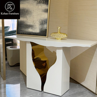 Table console de luxe blanche ultra-brillante, incurvée irrégulièrement, avec accents en acier inoxydable doré, pour entrée, hall ou couloir de villa