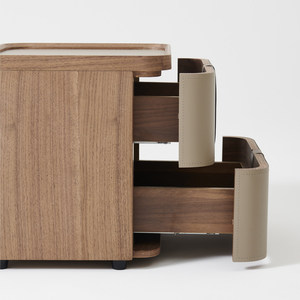 Table de chevet minimaliste italienne en bois massif avec rangement en cuir pour chambre à coucher - Product Image 2