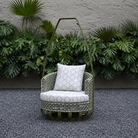 Chaise suspendue d'extérieur en rotin PE personnalisée OEM, avec structure en aluminium résistante aux intempéries, pour projets de villas et de complexes hôteliers