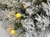 Karangan Bunga Pinus Berselimut Salju dengan Lampu Peri Kuning Lembut - Hiasan Pintu Liburan Musim Dingin, Ornamen Dekorasi Rumah Natal yang Nyaman