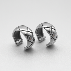 ต่างหูหนีบผู้ชาย สแตนเลส 316L กันน้ำ ไม่หมอง ลาย X แบบหนีบกระดูกอ่อนหู ดีไซน์เรียบหรู ใส่ได้ทุกวันสำหรับผู้ชาย - Product Image 1