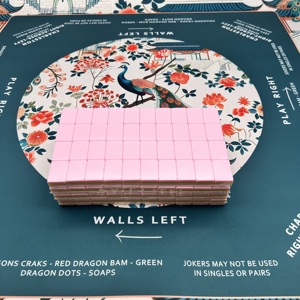 Jeu de Mahjong Gemma - Tuiles en Acrylique Rose et <span class=keywords><strong>Bleu</strong></span> Irisé - Jeu de Style Américain Moderne avec Supports pour des Soirées de Jeu Chics - Product Image 3