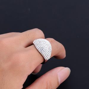 แหวนสแตนเลสสั่งทำพิเศษ ประดับเพชร CZ คริสตัลเต็มวง แหวนแต่งงานสีเงินหรูหรา ฝังเพชรแบบ Pave Setting แหวนเพชรคิวบิกเซอร์โคเนียเต็มวงสำหรับผู้หญิง - Product Image 5