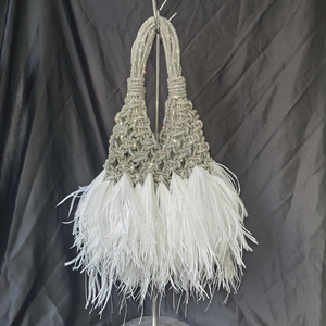 Pochette di Lusso Firmata da Donna Intrecciata a Mano con Strass, Piume e Motivo Traforato per Feste e Balli - Product Image 2