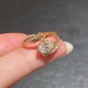 แหวนเพชร Aazuo Lab Grown Diamonds 1.0 กะรัต ทรงช่องฝัง 18K ทองคำแท้สีเหลือง ดีไซน์หรูหรา รูปทรงไม่สมมาตร สำหรับผู้หญิง เหมาะสำหรับงานแต่งงาน งานปาร์ตี้ เครื่องประดับแฟชั่น - Product Image 2